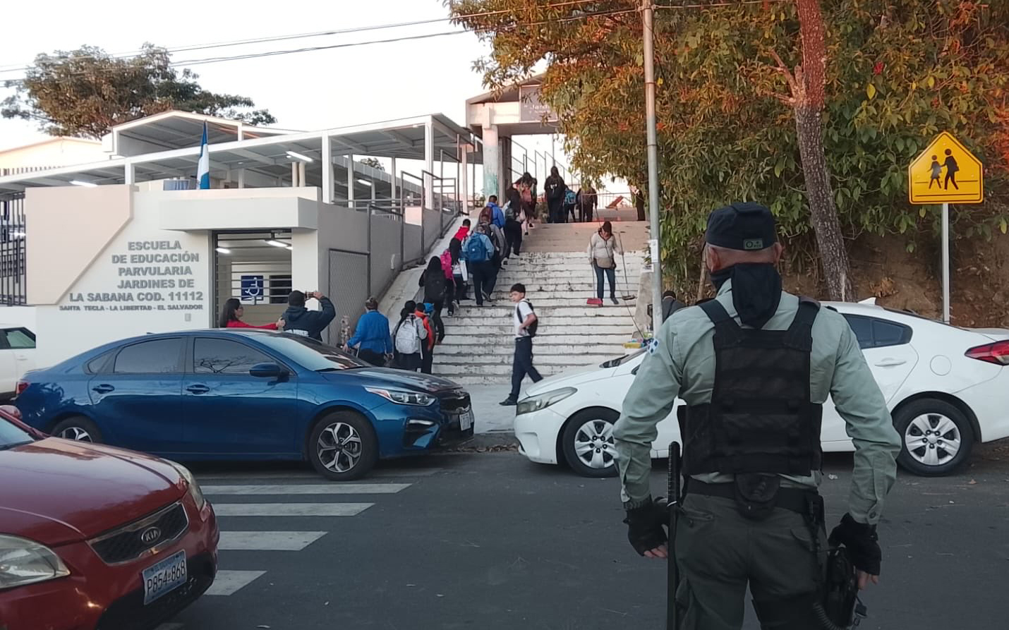 Muni263 - CAM y PNC refuerzan seguridad en centros educativos de Santa ...